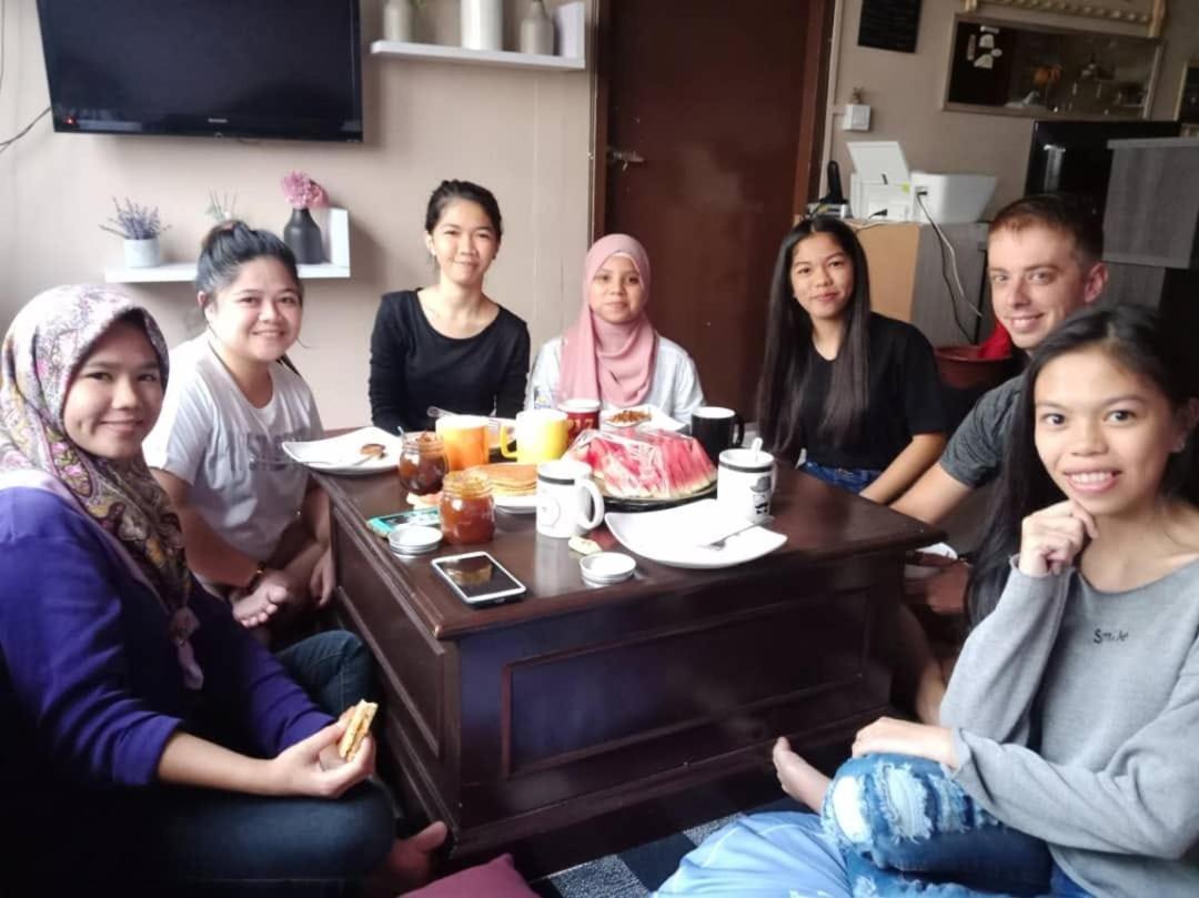 Escape Backpackers Kk Hostel Кота Кинабалу Екстериор снимка