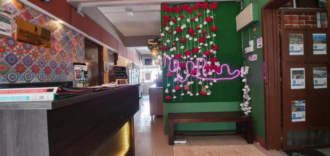Escape Backpackers Kk Hostel Кота Кинабалу Екстериор снимка